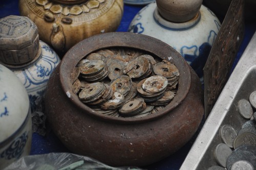 Year-end antique market in Hanoi's Old Quarter - ảnh 3